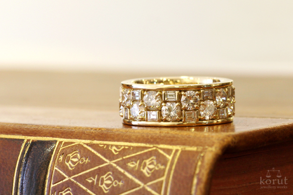 バゲットカットとラウンドカットのダイヤモンドを使用した18金イエローゴールドリフォームリング1