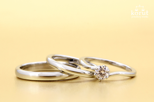 完成したフルオーダーエンゲージリング(婚約指輪)とマリッジリング(結婚指輪)、ダイヤモンド・プラチナ900・光沢仕上