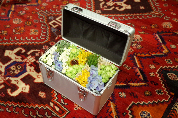 サプライズのプロポーズのために用意されたエンゲージリング(婚約指輪)、アルミのアタッシュケースに収められたお花とリング