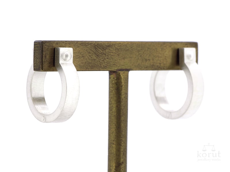 シルバーのフープピアス