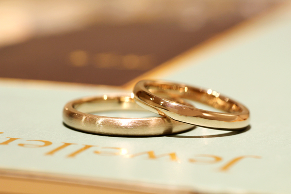 フルオーダーマリッジリング(結婚指輪)、18金ピンクゴールド・男性用つや消し加工、女性用光沢仕上げ