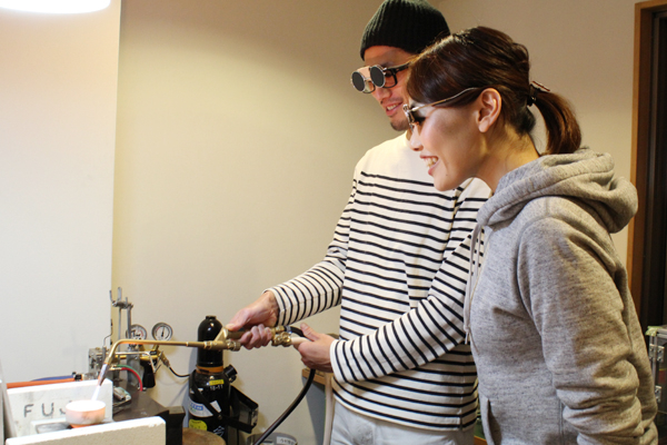 エンゲージリング(婚約指輪)とマリッジリング(結婚指輪)制作体験-地金溶解1