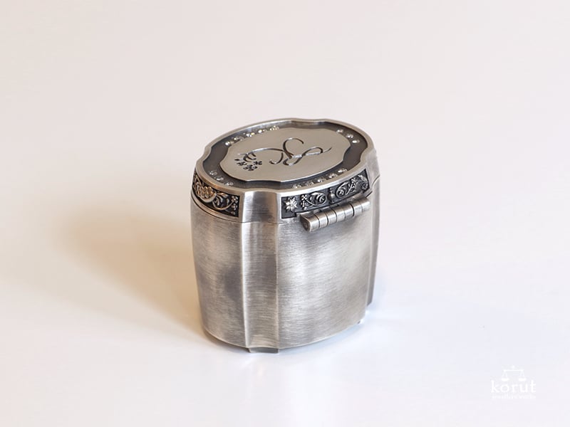 シルバー製の蓋付きケース