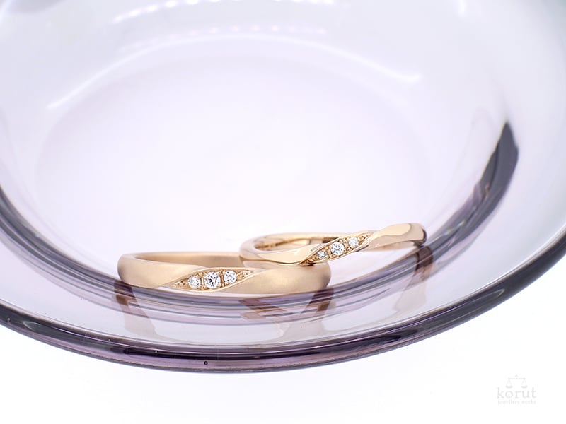 ダイヤモンド入り、K18ピンクゴールドのマリッジリング