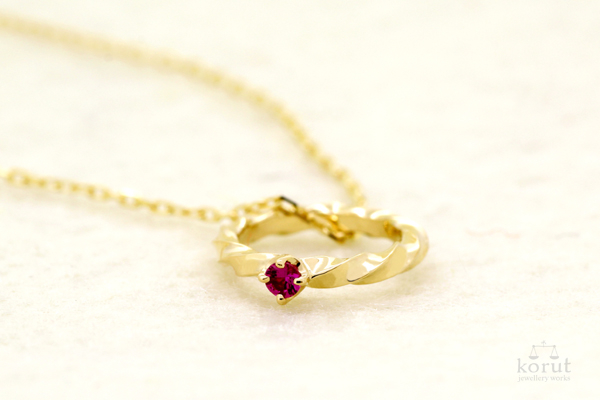 7月の誕生石ルビーのベビーリング