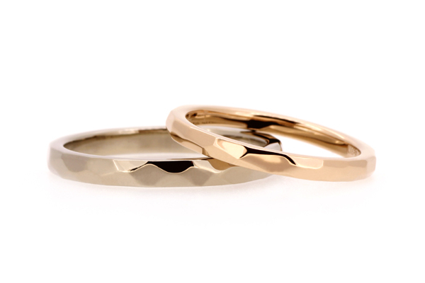 フルオーダーマリッジリング(結婚指輪)完成写真、女性用：18金ピンクゴールド・槌目・光沢仕上げ、男性用：18金ホワイトゴールド・槌目・光沢仕上げ