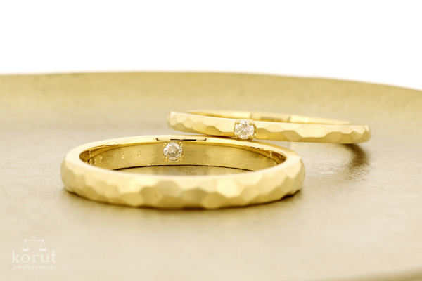 槌目模様のマリッジリング（結婚指輪）