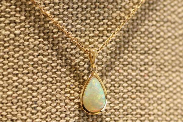 リフォーム後の18金イエローゴールドフクリン留オパールペンダント完成写真