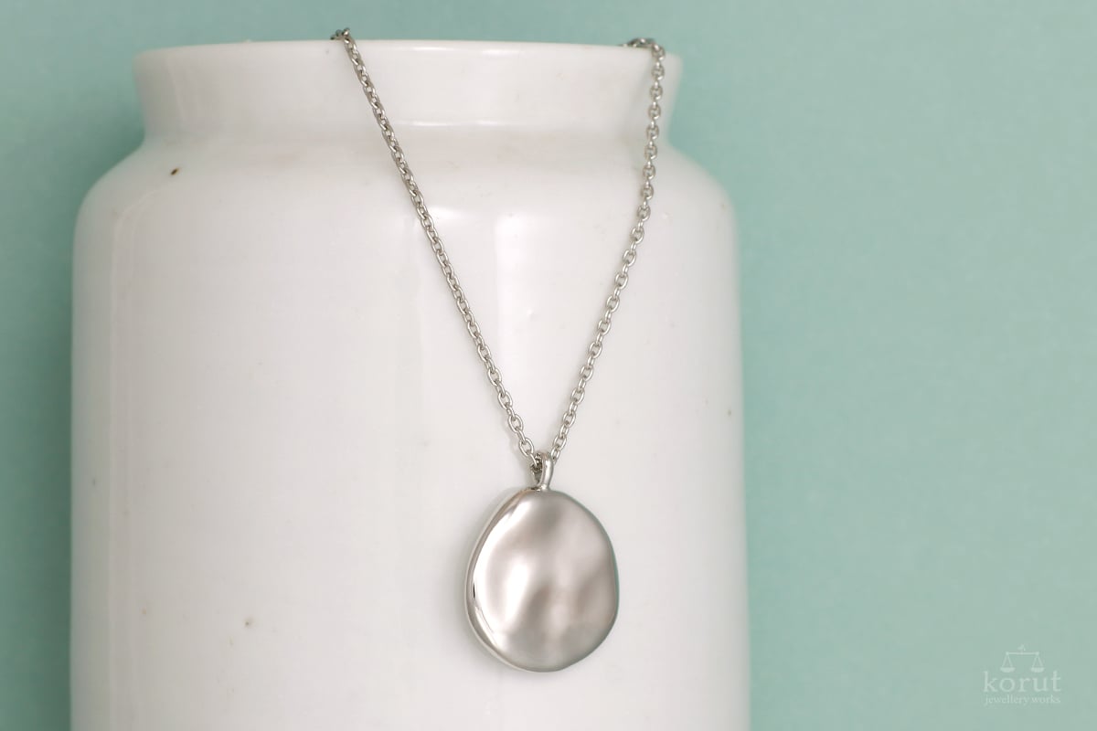 プラチナのプレートペンダント