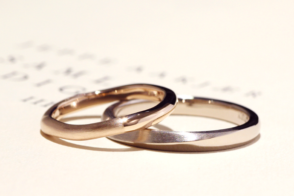 フルオーダーマリッジリング(結婚指輪)完成写真、女性用・18金ピンクゴールド・一部つや消し、男子用・18金ホワイトゴールド・一部つや消し