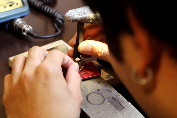 フルオーダーマリッジリング(結婚指輪)とエンゲージリング(婚約指輪)制作体験・文字打刻1