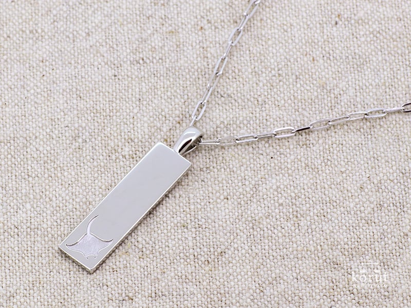 プラチナ製プレート、マンタモチーフ入りペンダントトップ