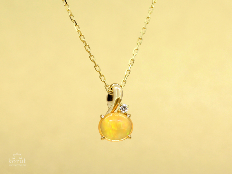 リングのセンターストーンを使用した、リフォーム後のペンダント