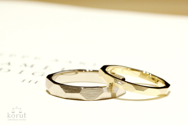 完成したフルオーダーマリッジリング(結婚指輪)・男性用18金ホワイトゴールド、平面槌目、つや消しヤスリ目・女性用18金イエローゴールド、平面槌目、つや消しヤスリ目