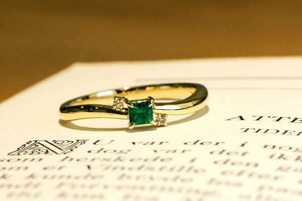 リフォーム後の18金イエローゴールド・エメラルド・ダイヤモンドリング完成写真
