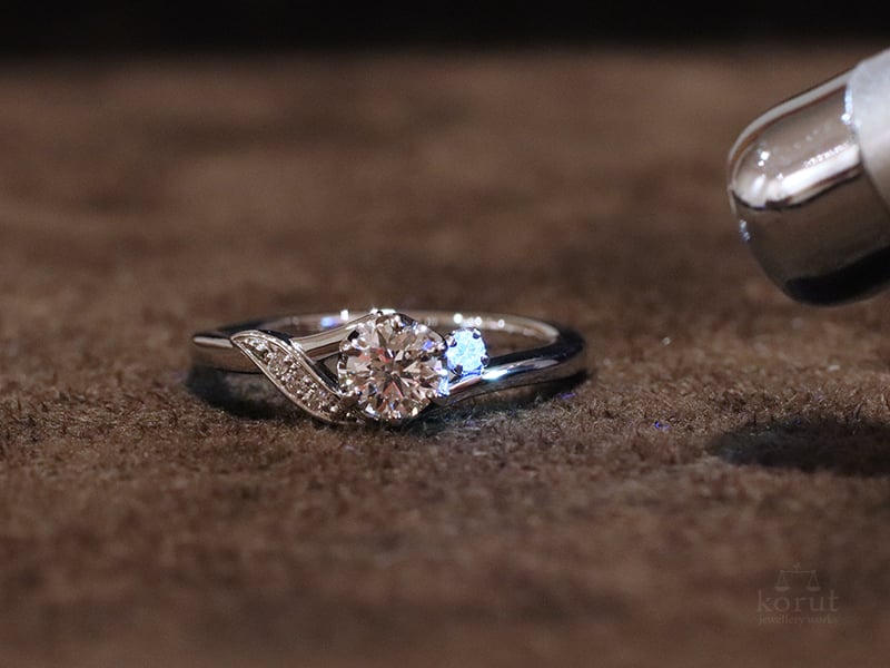 蛍光性のあるダイヤモンドを使ったエンゲージリング