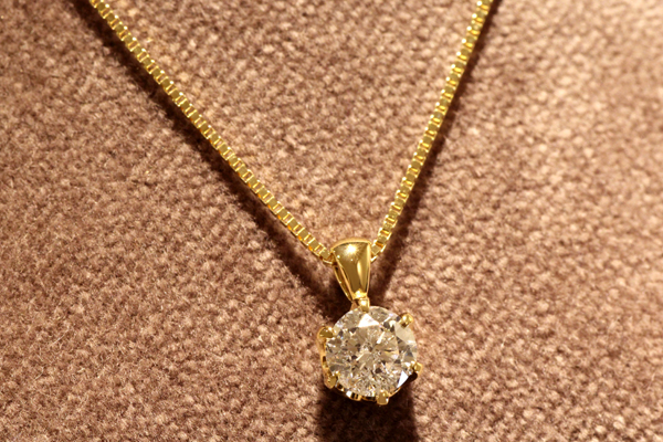 リフォーム後の18金イエローゴールド製ダイヤモンドペンダント完成写真1