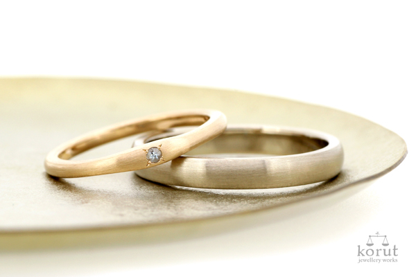 18金ピンクゴールドとダイヤモンドを使用した女性用マリッジリング(結婚指輪)と18金ホワイトゴールドを使用した男性用マリッジリング(結婚指輪)