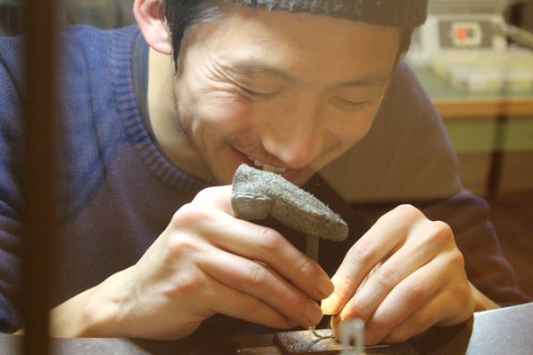 エンゲージリング(婚約指輪)とマリッジリング(結婚指輪)制作体験-文字打刻3