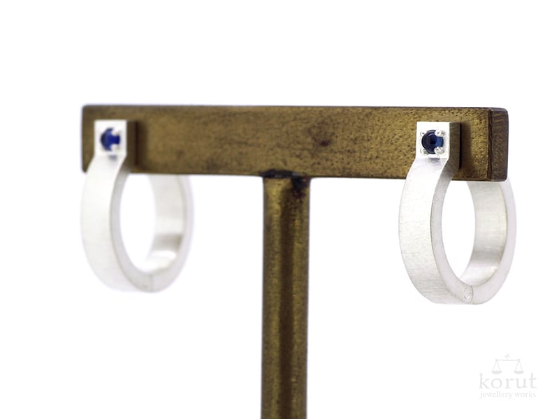 シルバーとサファイアのフープピアス