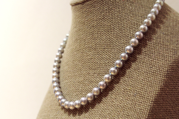 ナチュラルグレー（ナチュラルブルーともいいます）のアコヤ真珠、連ネックレス