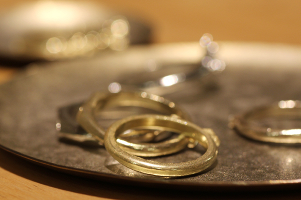 製作途中のkorutオリジナルデザインのエンゲージリングリング、マリッジリングの鋳造上がり