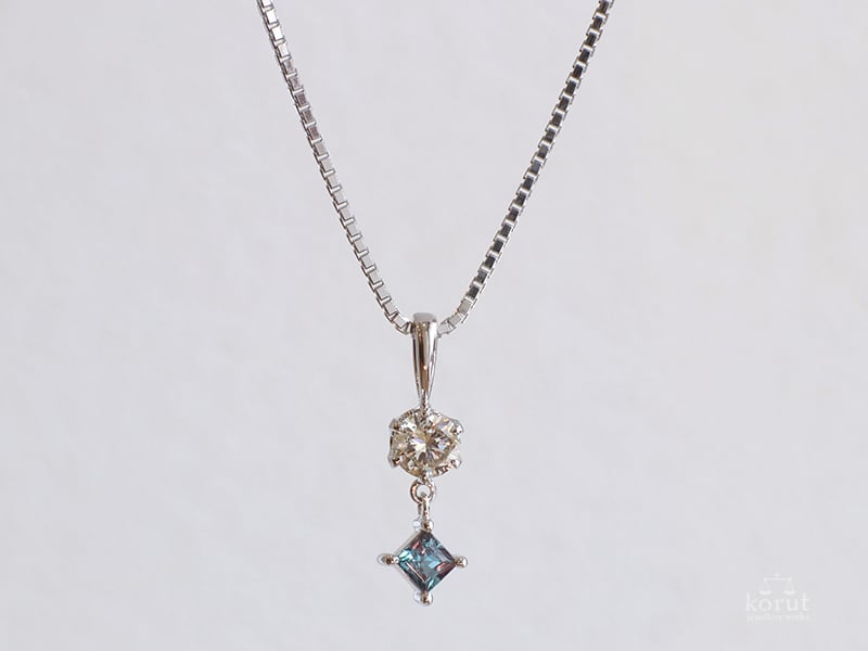 ダイヤモンドとアレキサンドライトのペンダント