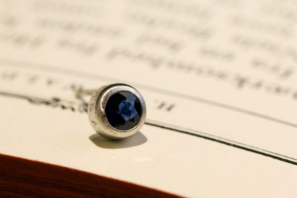 フルオーダーメイドピアスの完成写真、プラチナ900・ブルーサファイヤ・つや消し加工