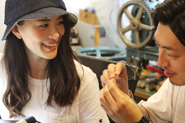 マリッジrング(結婚指輪)への打刻体験3