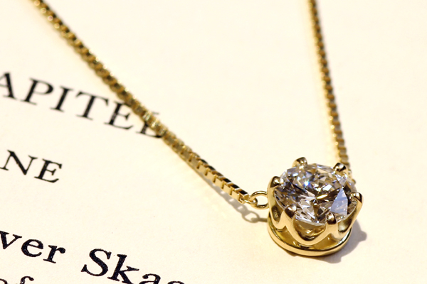 一粒石ダイヤモンドペンダントのバリエーション、18金イエローゴールド（つや消し）、クラウン風六本爪