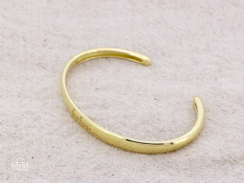 18金イエローゴールドのバングル