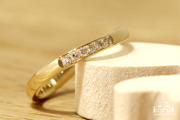 リフォーム加工後の18金イエローゴールド、ホワイトダイヤ×5付リング完成写真