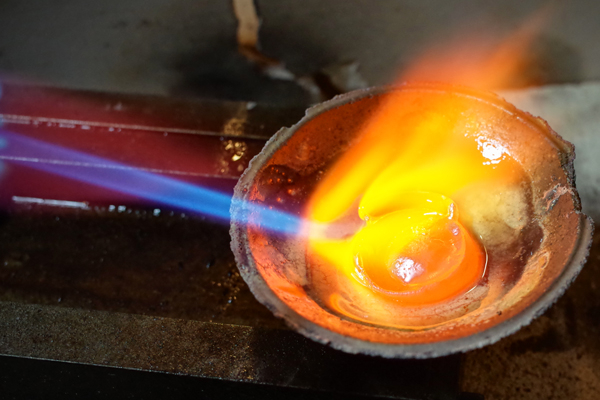 18金の指輪を溶かして、新しい指輪の材料にします