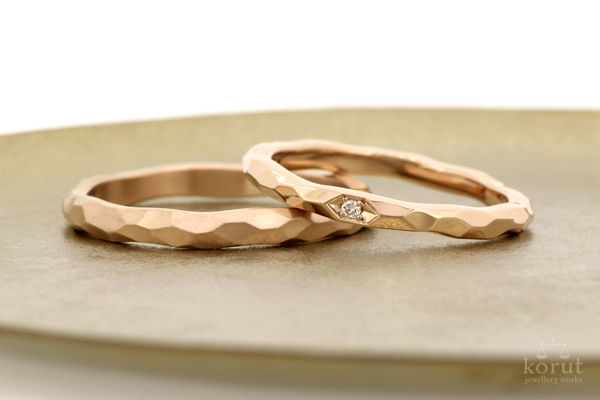 ピンクゴールドに槌目模様のペアリング