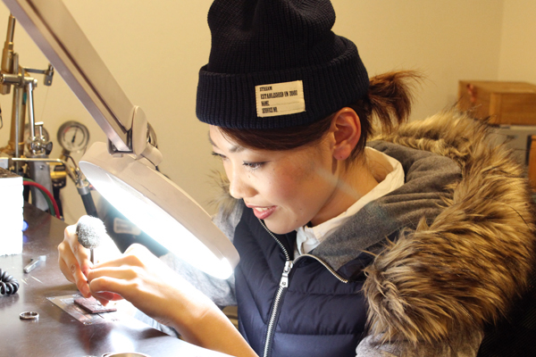 エンゲージリング(婚約指輪)とマリッジリング(結婚指輪)制作体験-文字打刻1