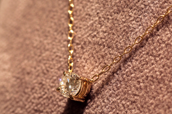 リフォーム後の18金ピンクゴールド４本爪ダイヤペンダント、バチカンを使わず石枠の裏にチェーンを通す仕様