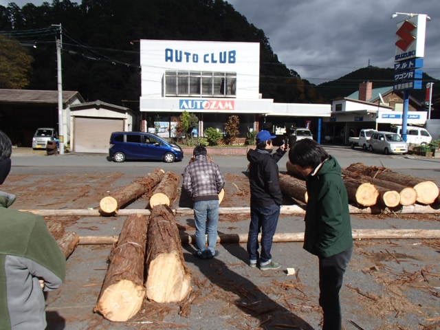 吉野材が取引される原木市場の見学です。