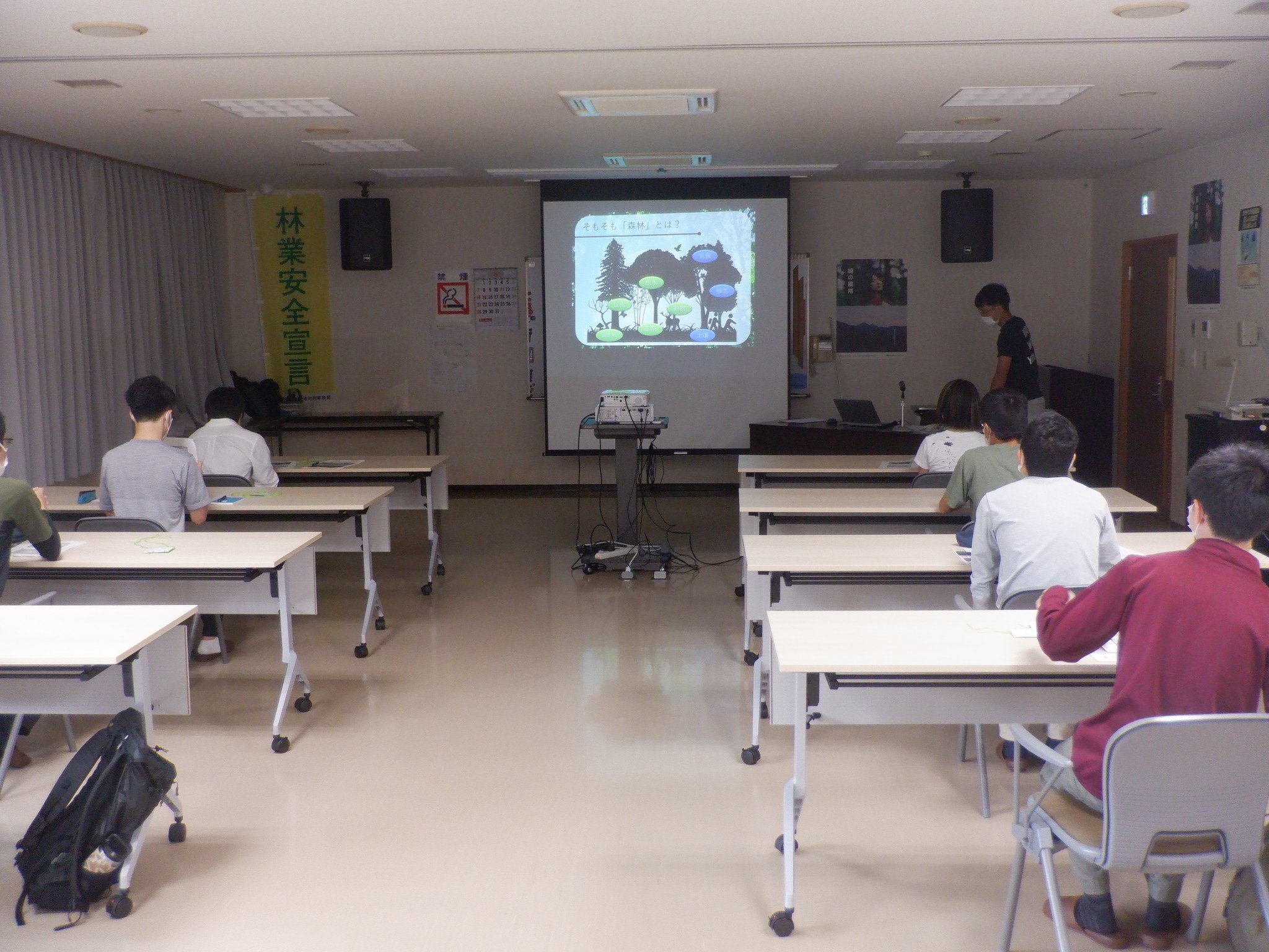 森林・林業・木材の基礎知識を学ぶ座学の状況です