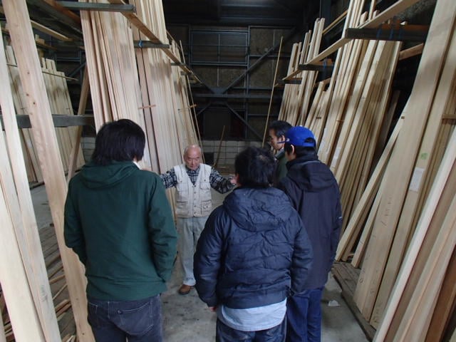 板や柱などに加工された製品市場の見学です。