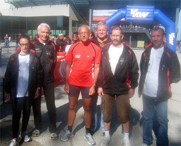 Manfred Diem und Roland Wölfle im Kreis von Helfern der LSG Vorarlberg