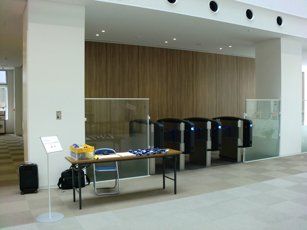 受付にてICカードを受け取り研修会場へお進みください