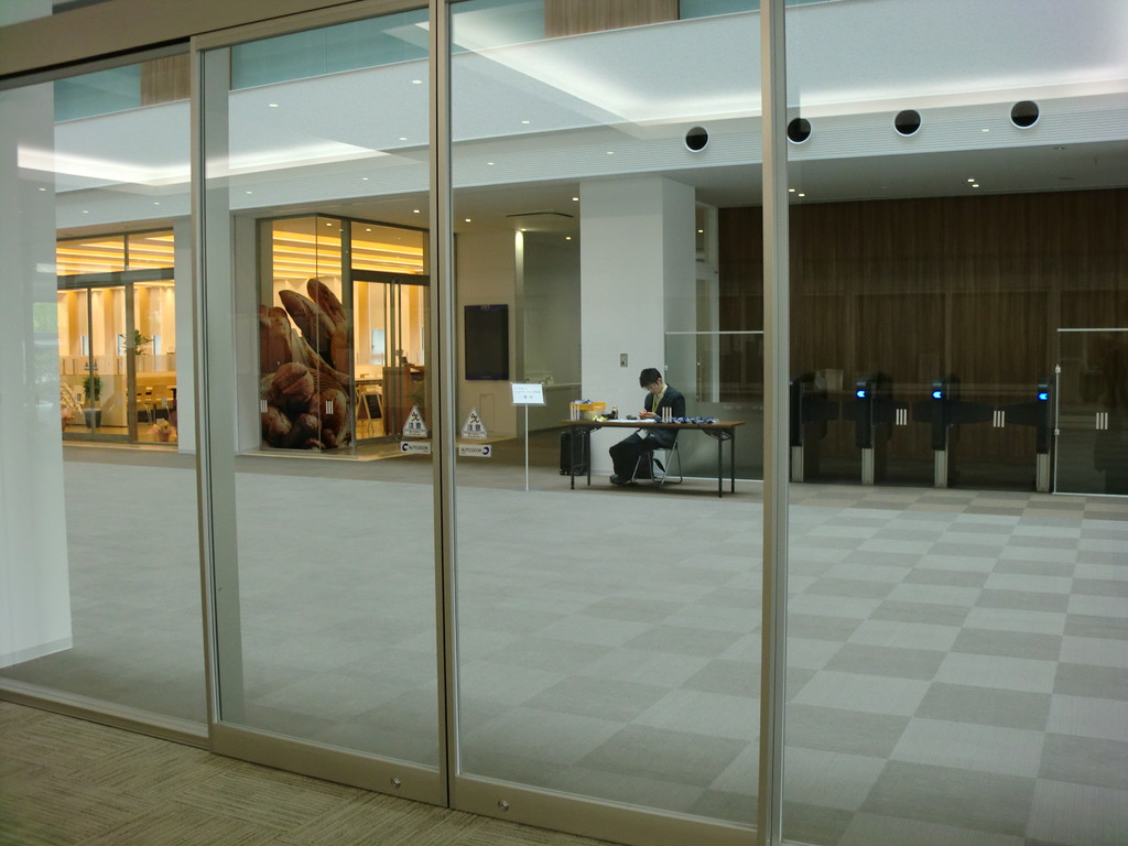 玄関の右側にて受付をお願いします