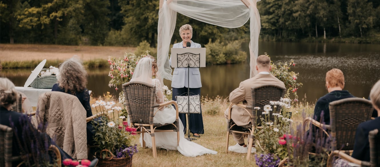 Karin Thorey - Freie Rednerin für Soltau und den Heidekreis (an historischem Gebäude)
