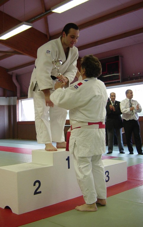 Vainqueur dans la catégorie plus de 81 kilos : Franck Mourao. C'est bien André Bourreau qui lui remet sa coupe.