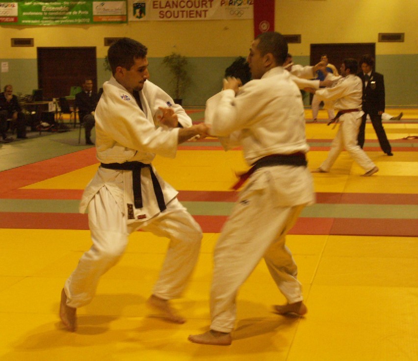 Romain se jette toujours sur ses adversaires