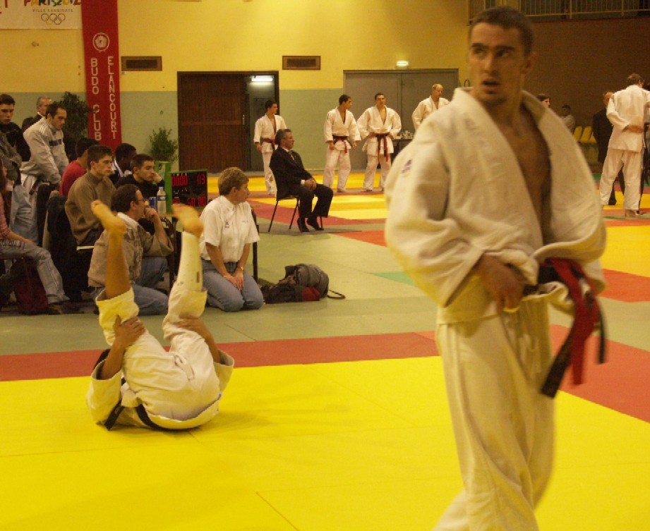 Philippe vient de battre son adversaire, qui est encore les fers en l'air !