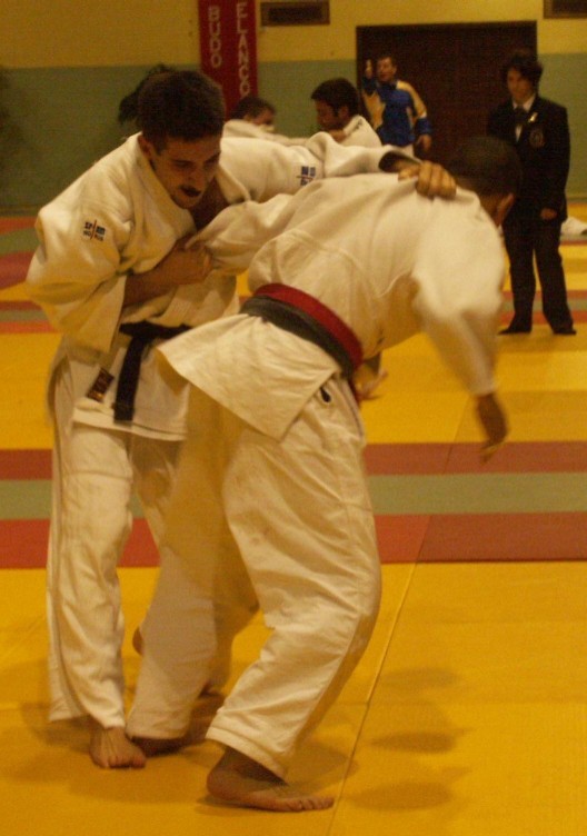 Qui a sa petite main prise en tenaille, Romain ne le lachera plus...