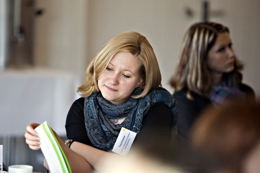 Konzentrierte Vorbereitung: Tina Krause vom Gustav-Stresemann-Institut Niedersachsen, Heimvolkshochschule in Bad Bevensen.