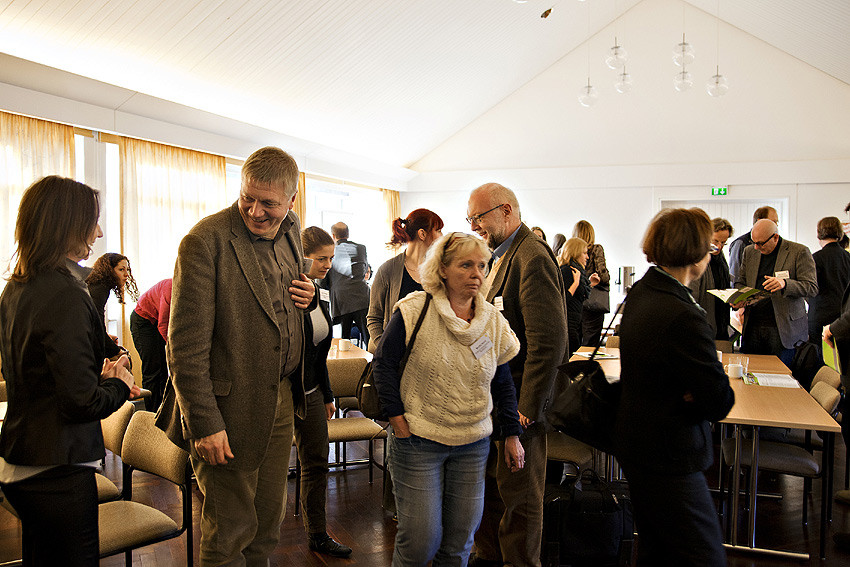 In einer HVHS wird nicht nur im Sitzen getagt: Thomas Südbeck (2. von links), Leiter der HÖB Papenburg, freut sich über die Findungsphase zum Gallery Walk.