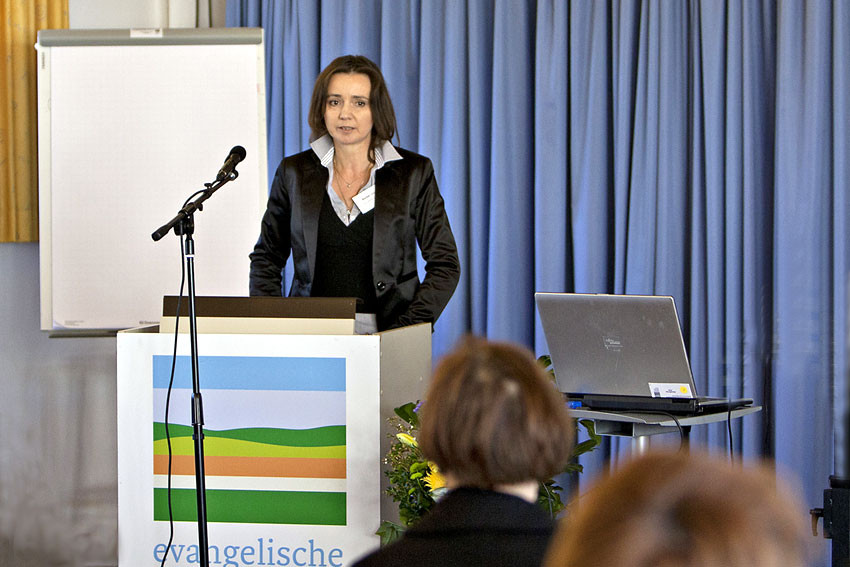 'Sie werden heute viel von Heimvolkshochschule erleben!' Mit diesem Versprechen begrüßt Berbel Unruh von der HVHS Loccum die Gäste der Fachtagung am 2. Februar 2012.